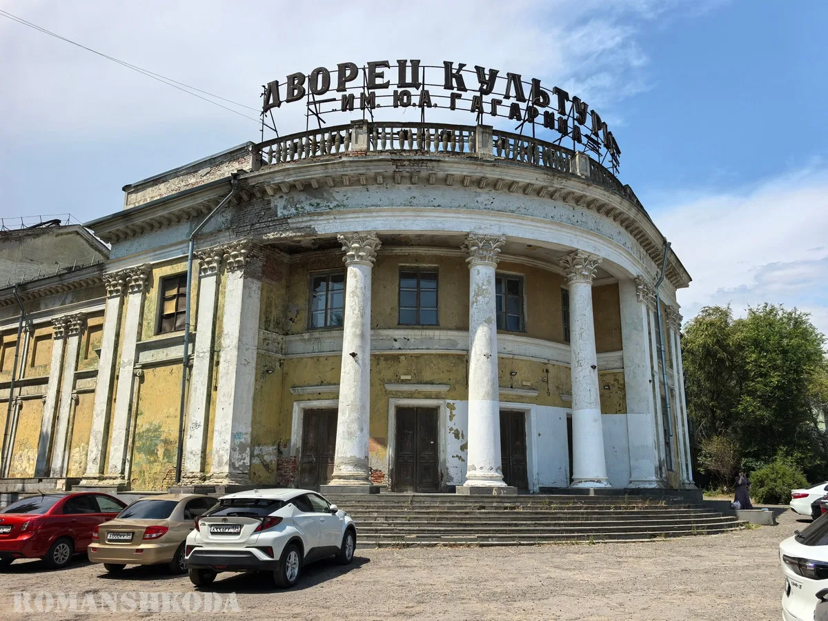 Здание ДК им. Гагарина – одно из главных строений, формирующих облик бывшего посёлка «Верхние Баррик