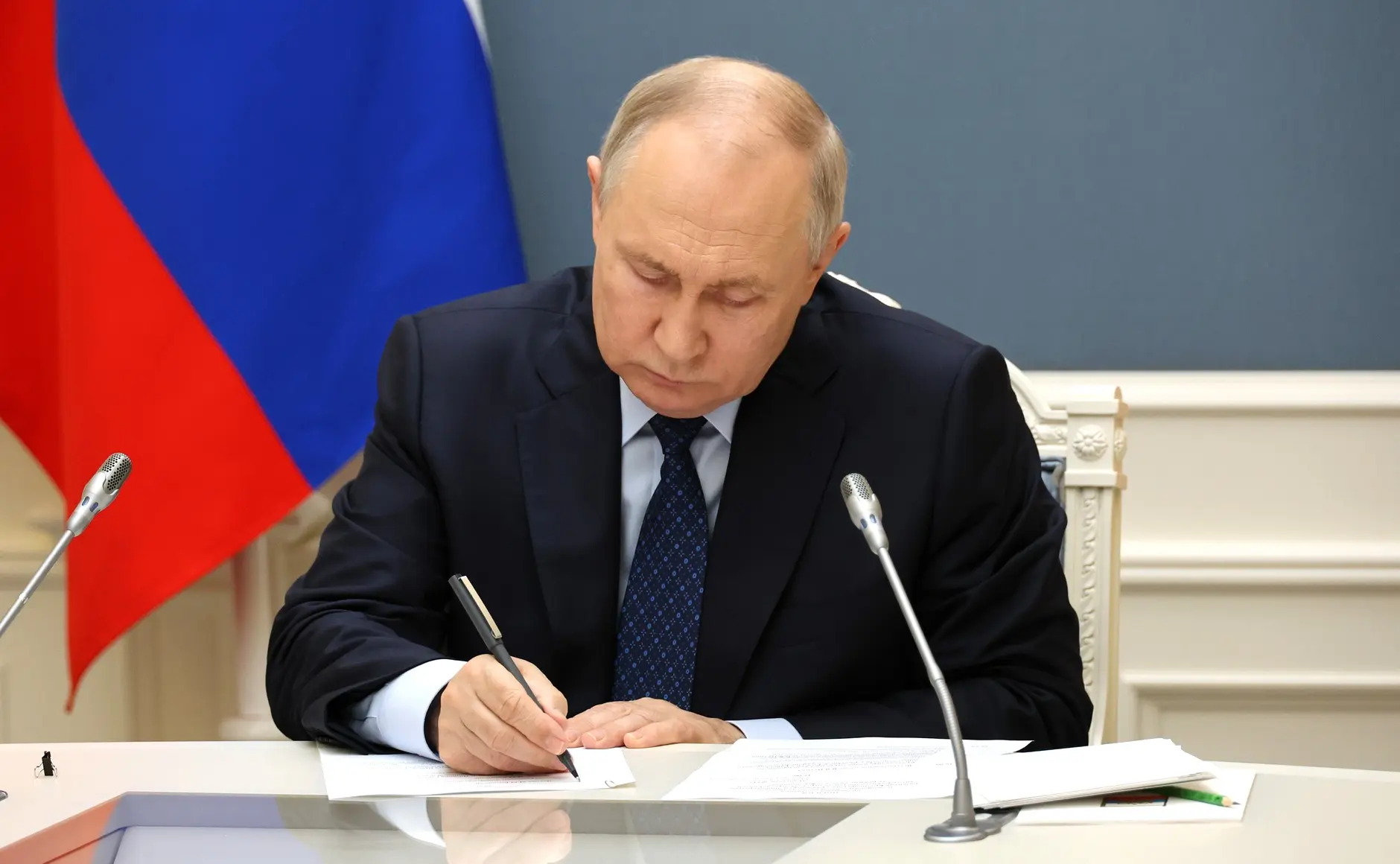 Путин провёл совещание по развитию Донбасса и Новороссии

Владимир Путин в режиме видеоконференции п