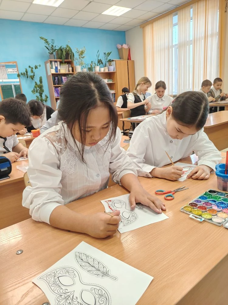 🎭 В мире театра: эмоции в масках! В преддверии Всемирного дня театра советник по воспитанию приготов