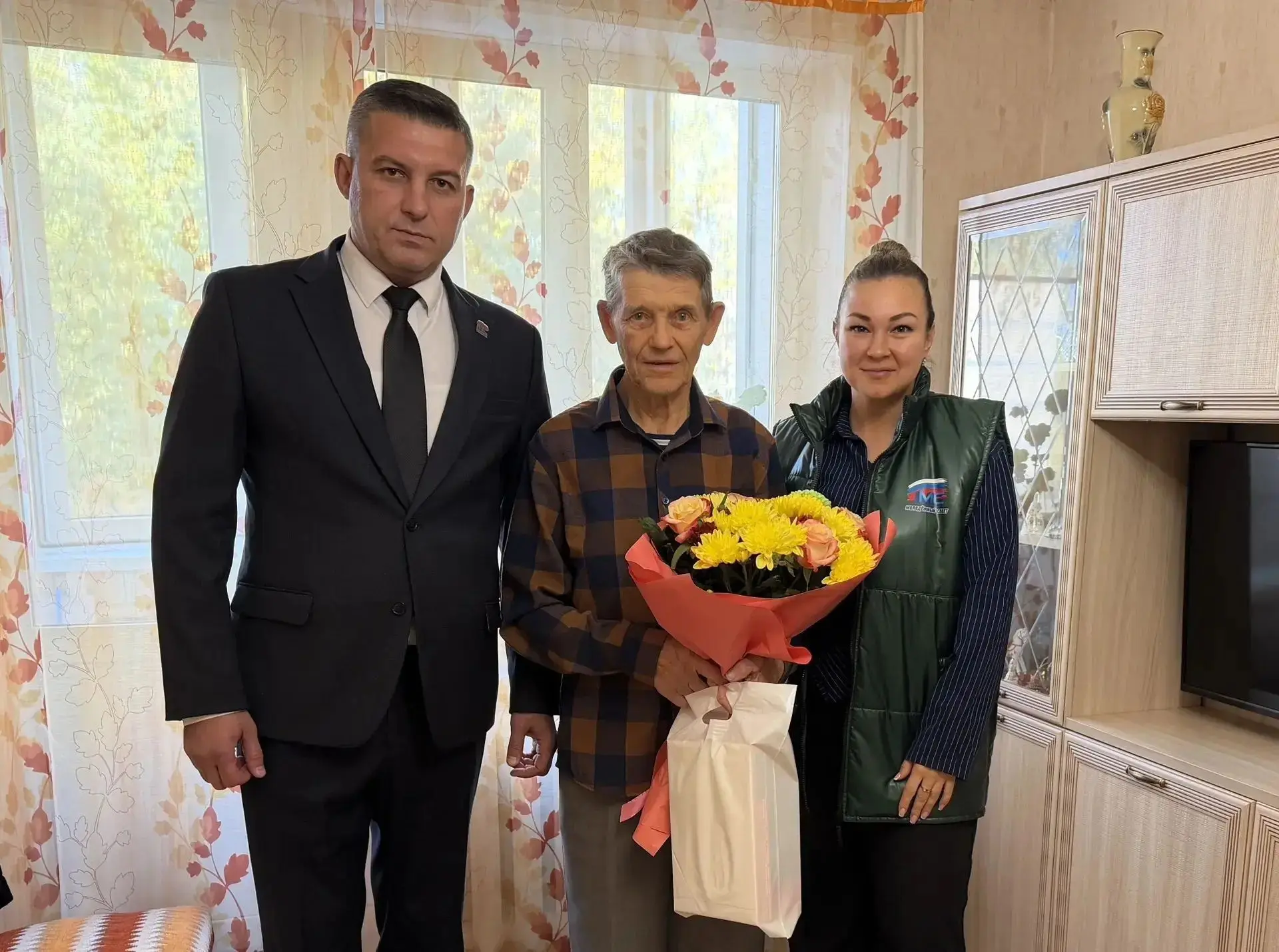 С праздником мудрости, тепла и жизненного опыта! С Днём пожилого человека!🍁