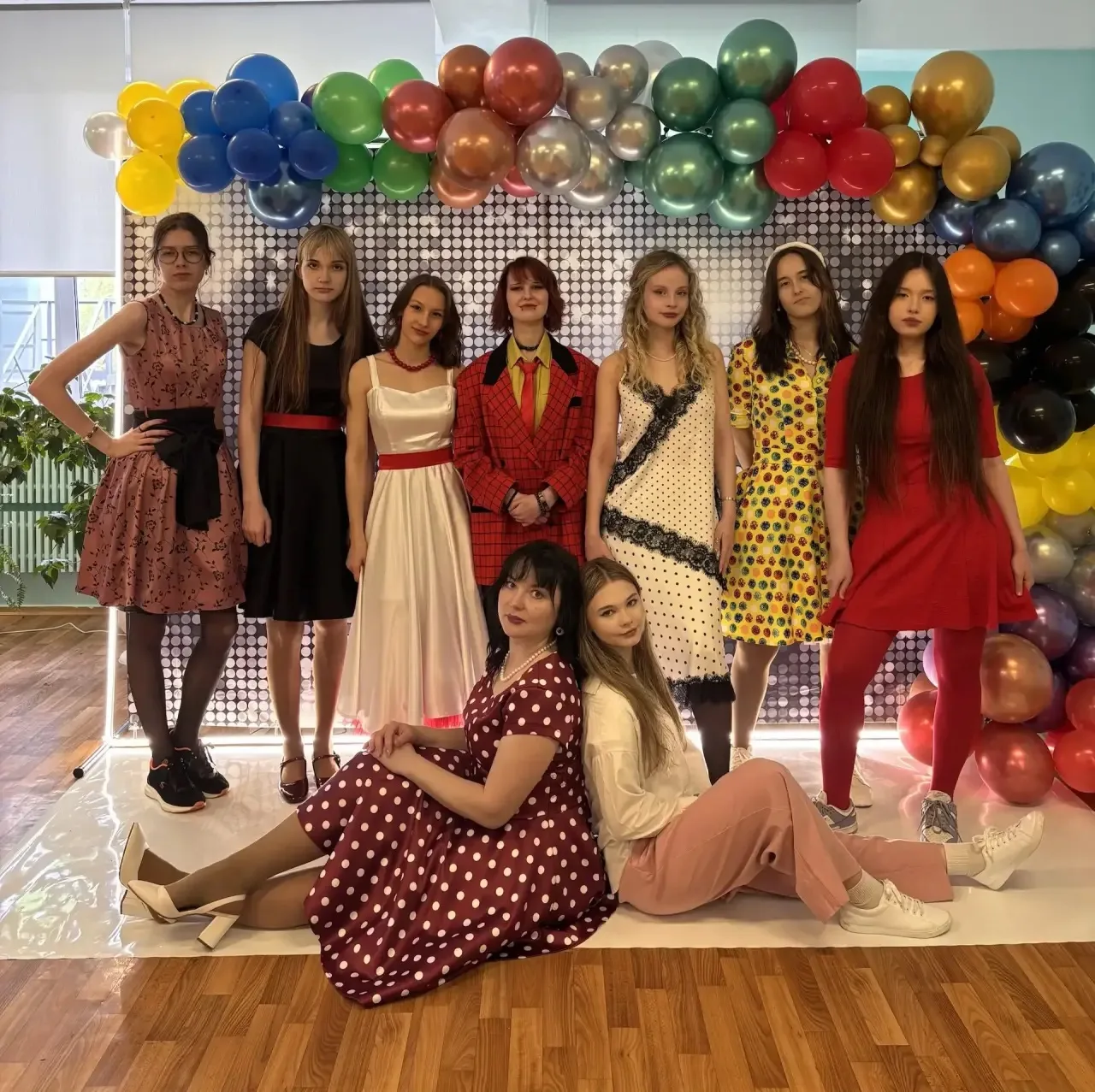 🎷✨ Самое джазовое прощание со школой! ✨🎷  11 классы провели свой последний день в стиле стиляг, и эт
