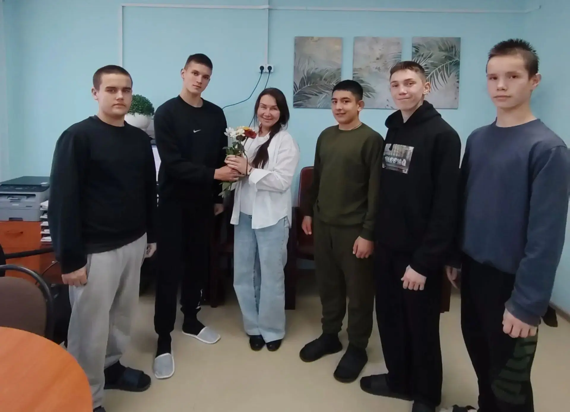 🌸 Цветы, улыбки и слова благодарности: как ребята поздравили социального педагога