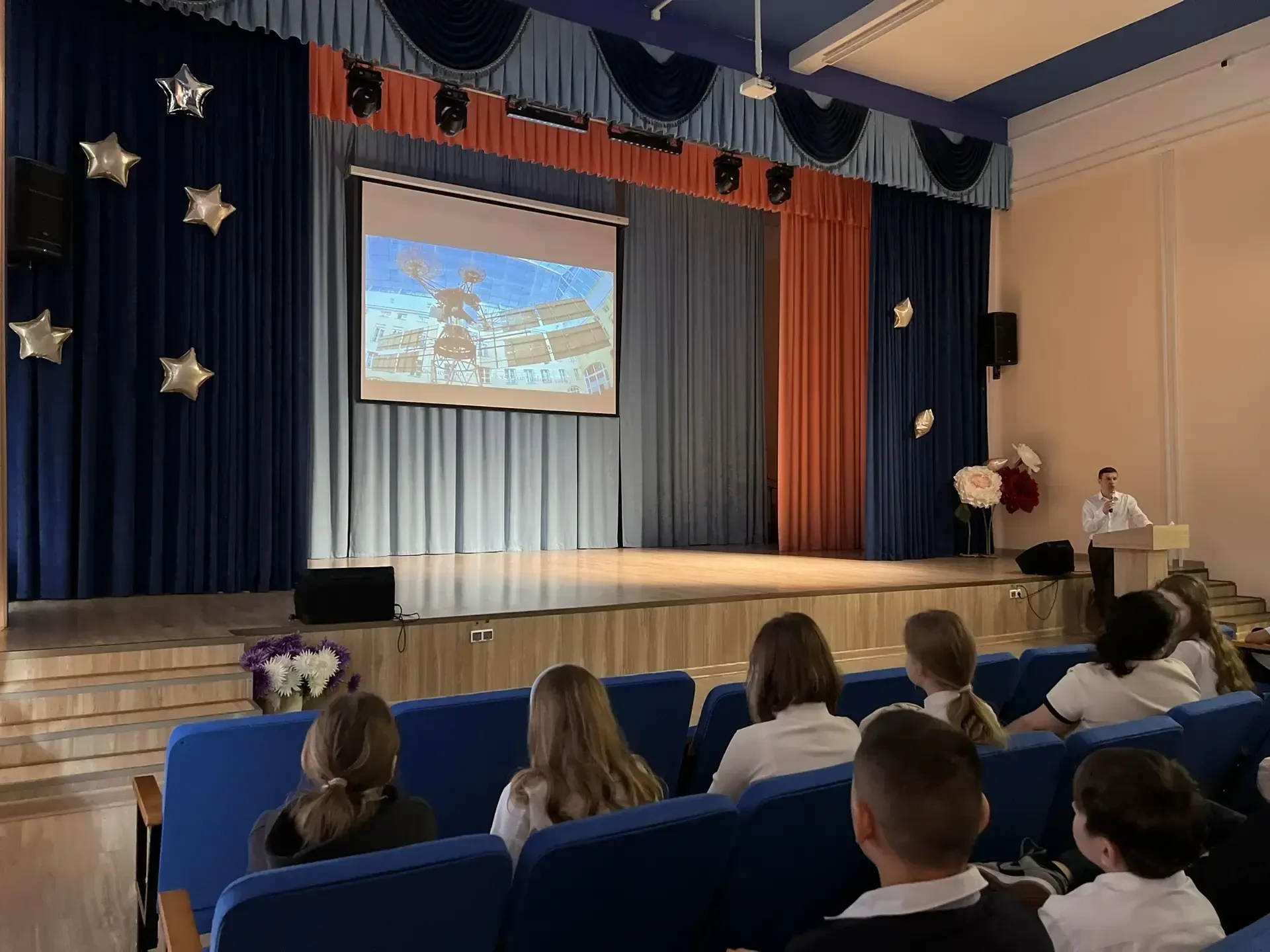 🚀 К звёздам вместе с представителем Роскосмоса   Сегодня, в рамках внеурочного занятия Разговоры о в