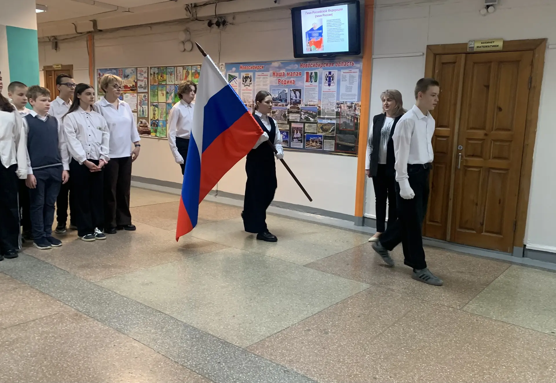 ТРАДИЦИОННЫЙ ПОНЕДЕЛЬНИК   Утро понедельника в нашей школе, как обычно,  начинается с выноса флага и