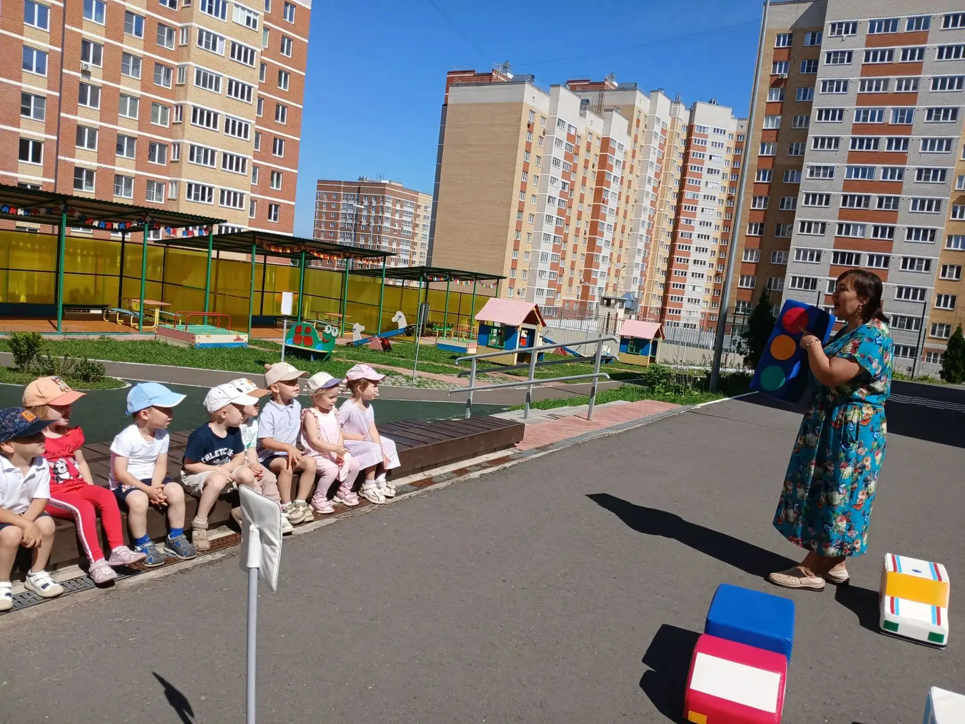 В нашем детском саду продолжается реализация летнего образовательного проекта «Светофорик». Одним из