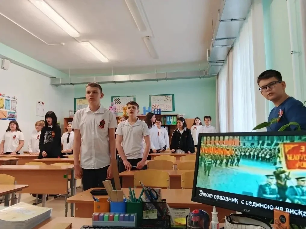 🕯️ «Бессмертный полк»: Память, которая живёт в сердцах  В нашей школе прошли тематические классные ч