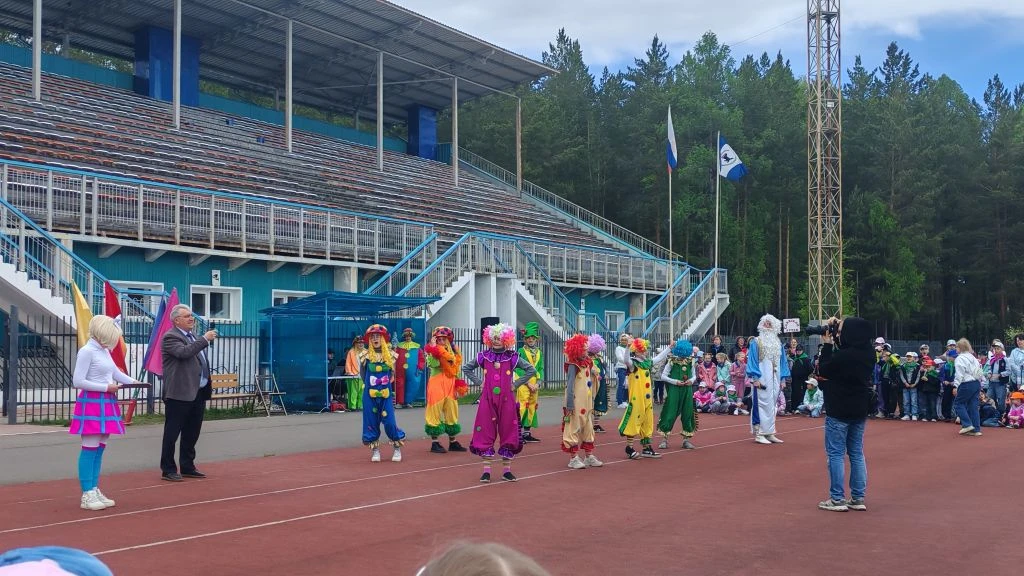 «Сибирячок» встречает лето: праздник на городском стадионе ☀️🎈