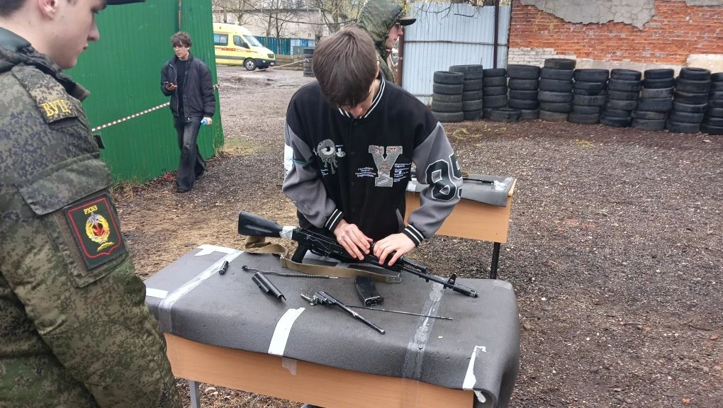 Дисциплина - корень успеха! 🌟  Наш школьный военно‑патриотический клуб «Наследие» принял участие в с