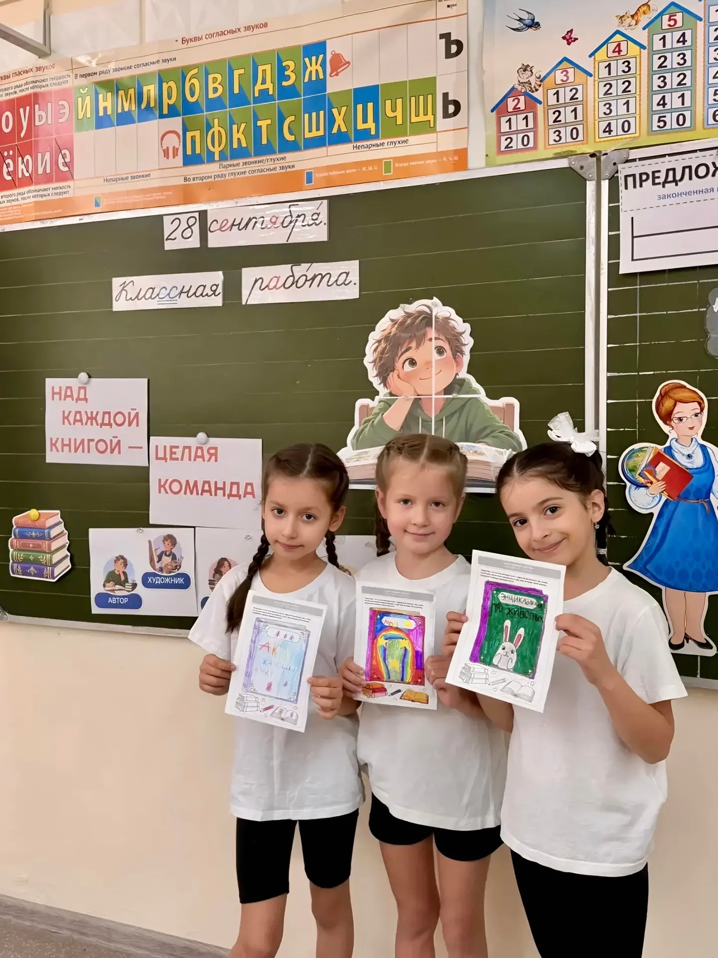 📍Традиционно утро понедельника началось с линейки, посвящённой поднятию флага, и испол...