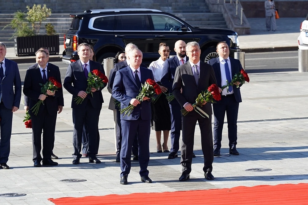 Президент Абхазии и Глава Башкортостана возложили цветы к памятнику Минигали Шаймуратова