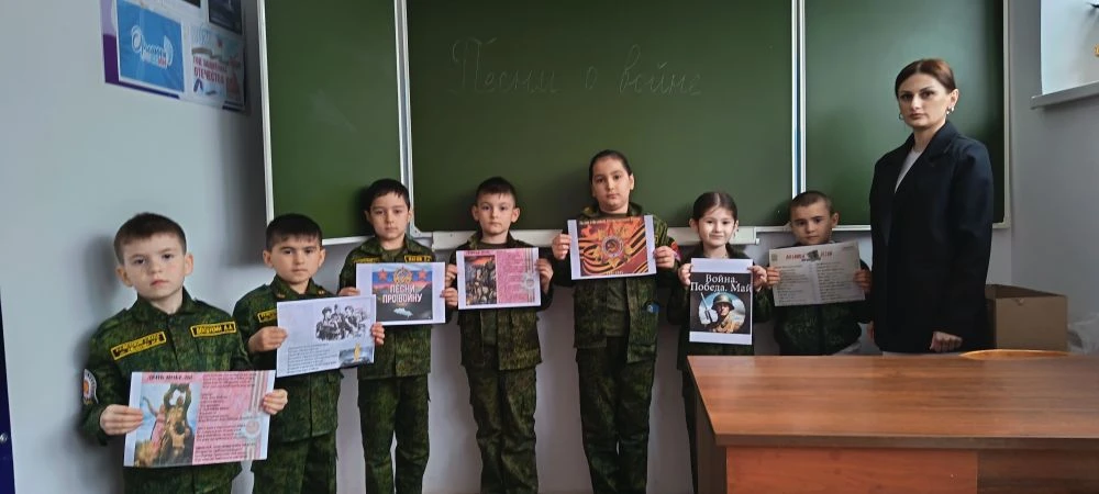 Новая учебная неделя в нашей школе традиционно началась с торжественной церемонии подня...