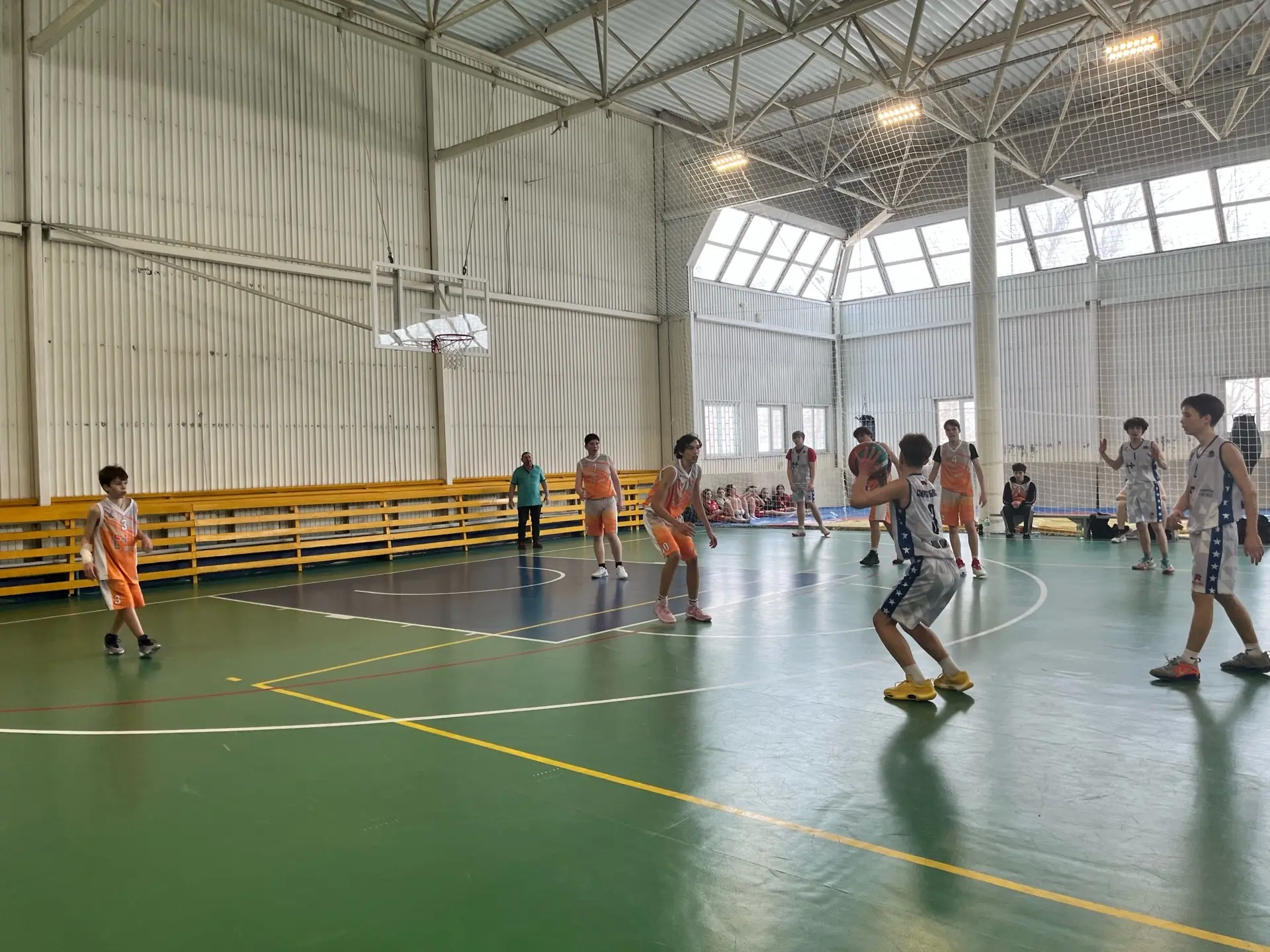 🏀🎉 12 марта прошел муниципальный этап соревнований школьных спортивных лиг по баскетболу среди обуча