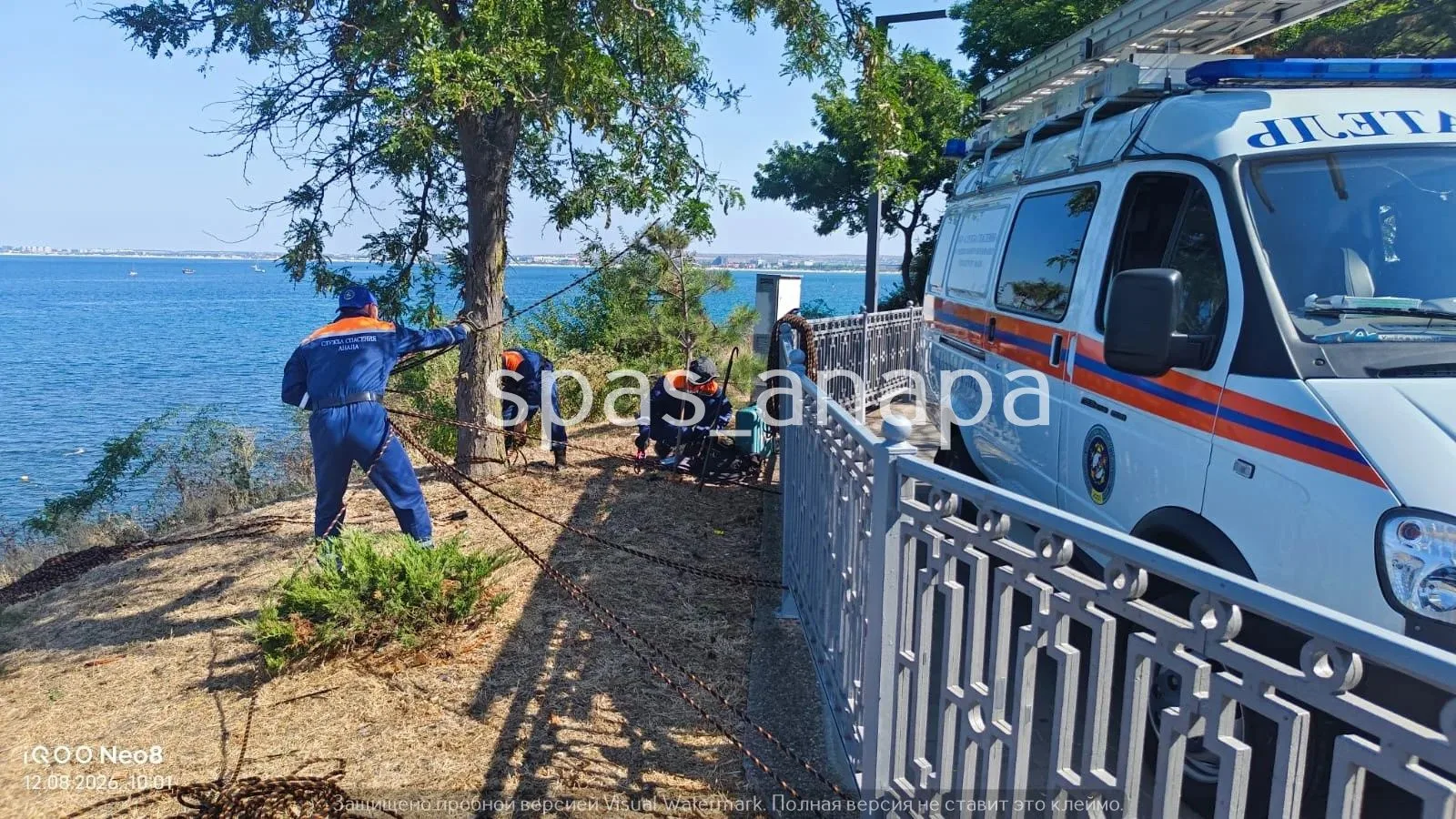 В районе пляжа «Высокий берег» спасатели при помощи альпинистского снаряжения и специал...