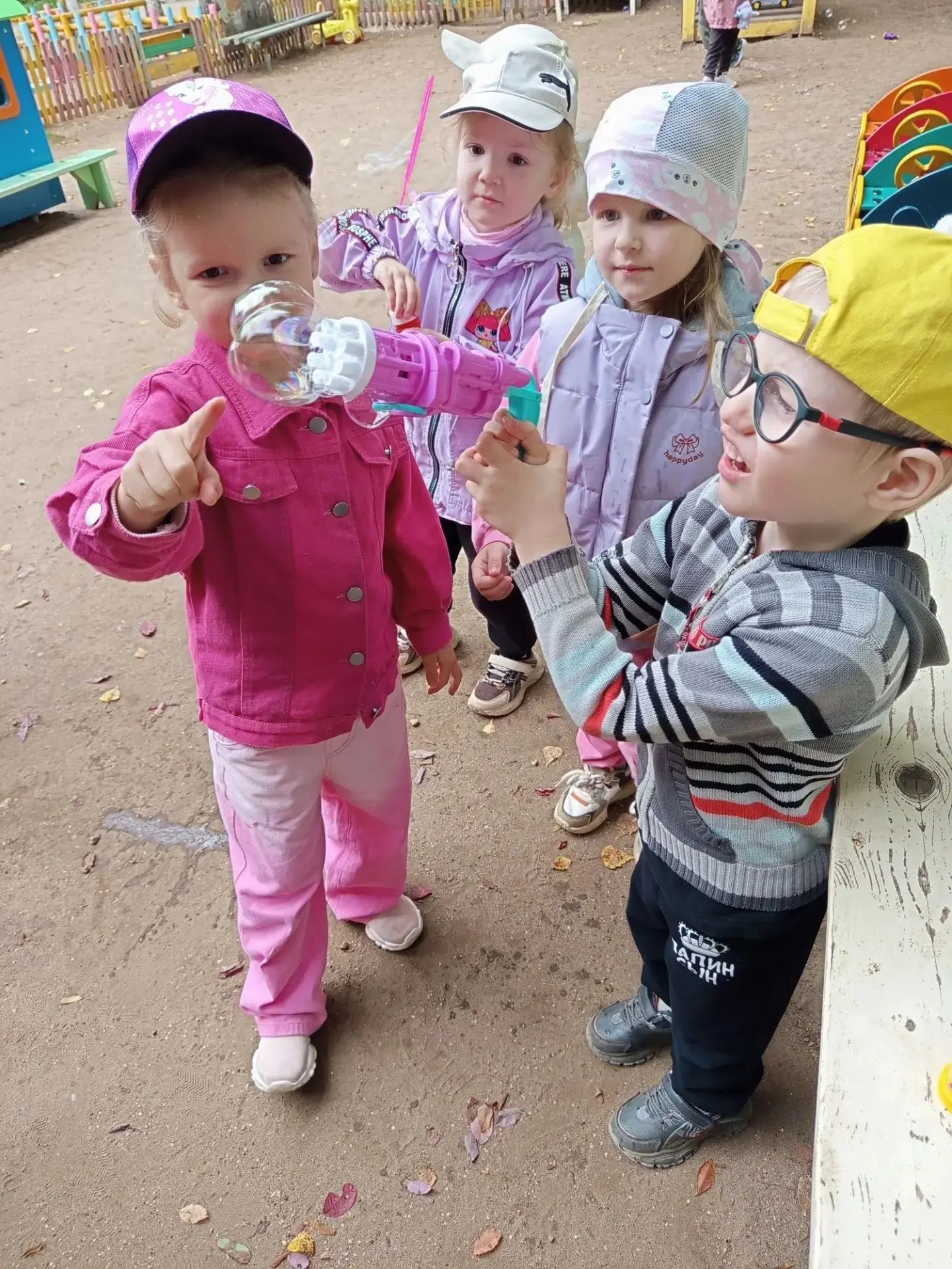 День мыльных пузырей....Это событие принесло радость не только детям, но и взрослым!Улы...