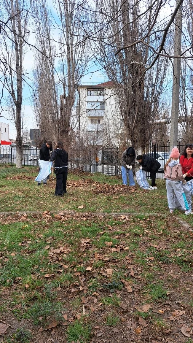 🌿 Экологический десант продолжает работу!  Наши волонтеры сегодня снова наводили красоту на пришколь