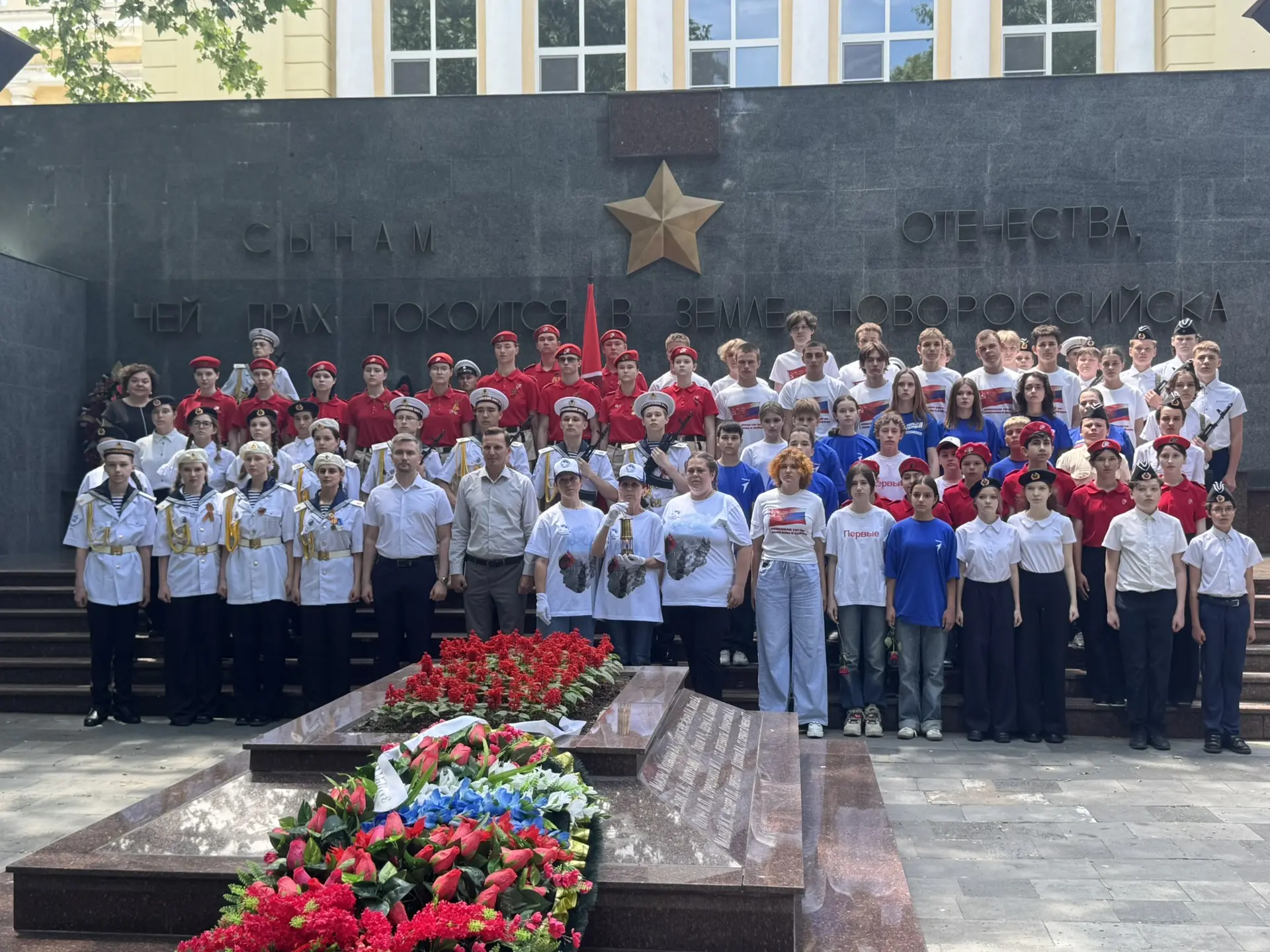 Советник директора по воспитанию Петренко Т. И. совместно с активистами Движения Первых МАОУ гимнази