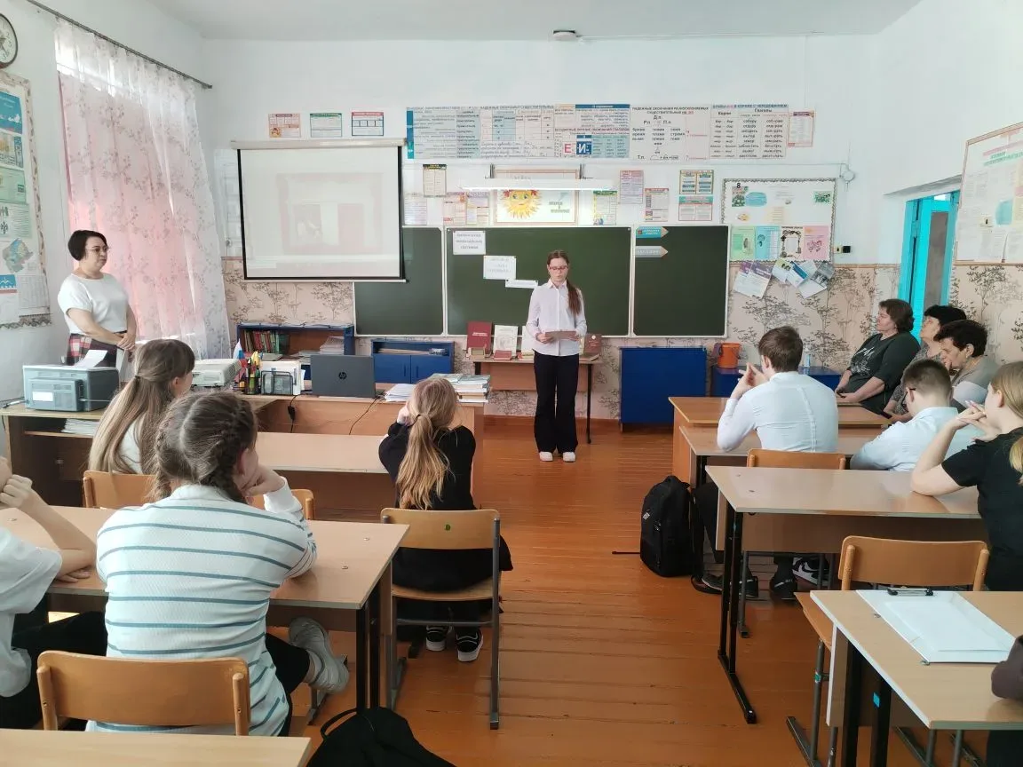 🇷🇺 В рамках патриотической районной акции «Часовой у Знамени Победы» в нашей школе со...