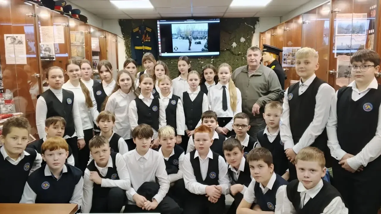 Экскурсия в школьном музее  Сегодня ученики среднего звена нашей школы посетили экскурсию в школьном