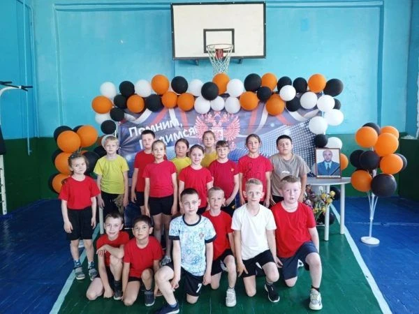 Морозовские спортсмены бежали в честь героя

Легкоатлетические соревнования «Память», посвященные уч