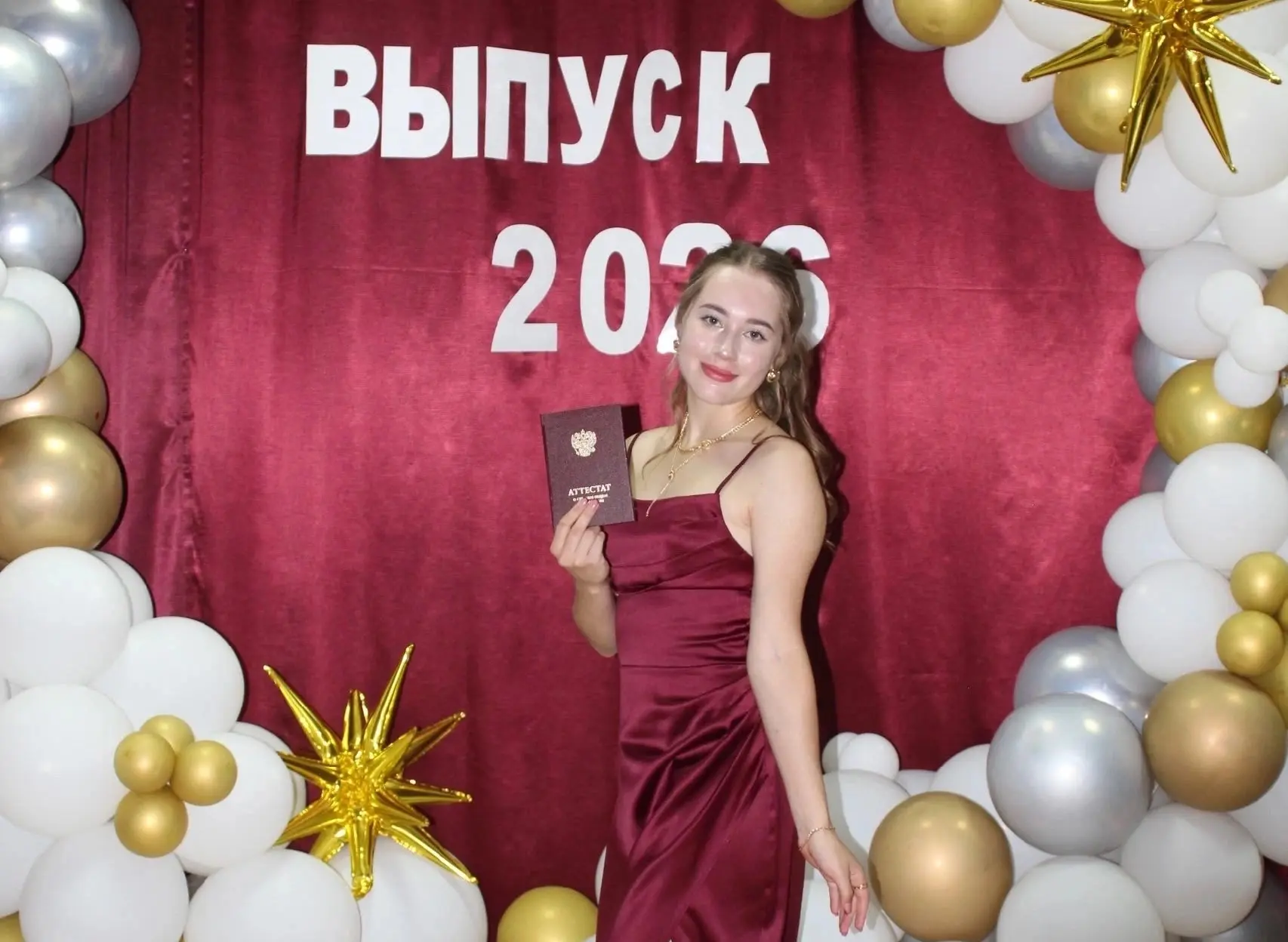 В этом году в регионе рекордное число выпускников, сдавших ЕГЭ на сто баллов. В их числе - ученица О