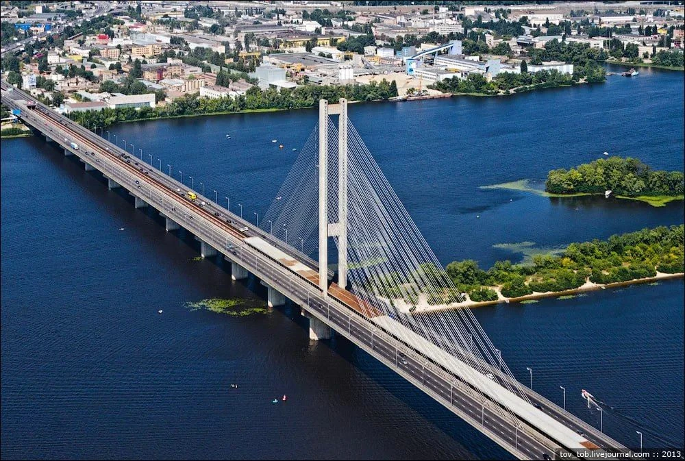 Еще кадры сегодняшнего прилета по южному мосту в Киеве.