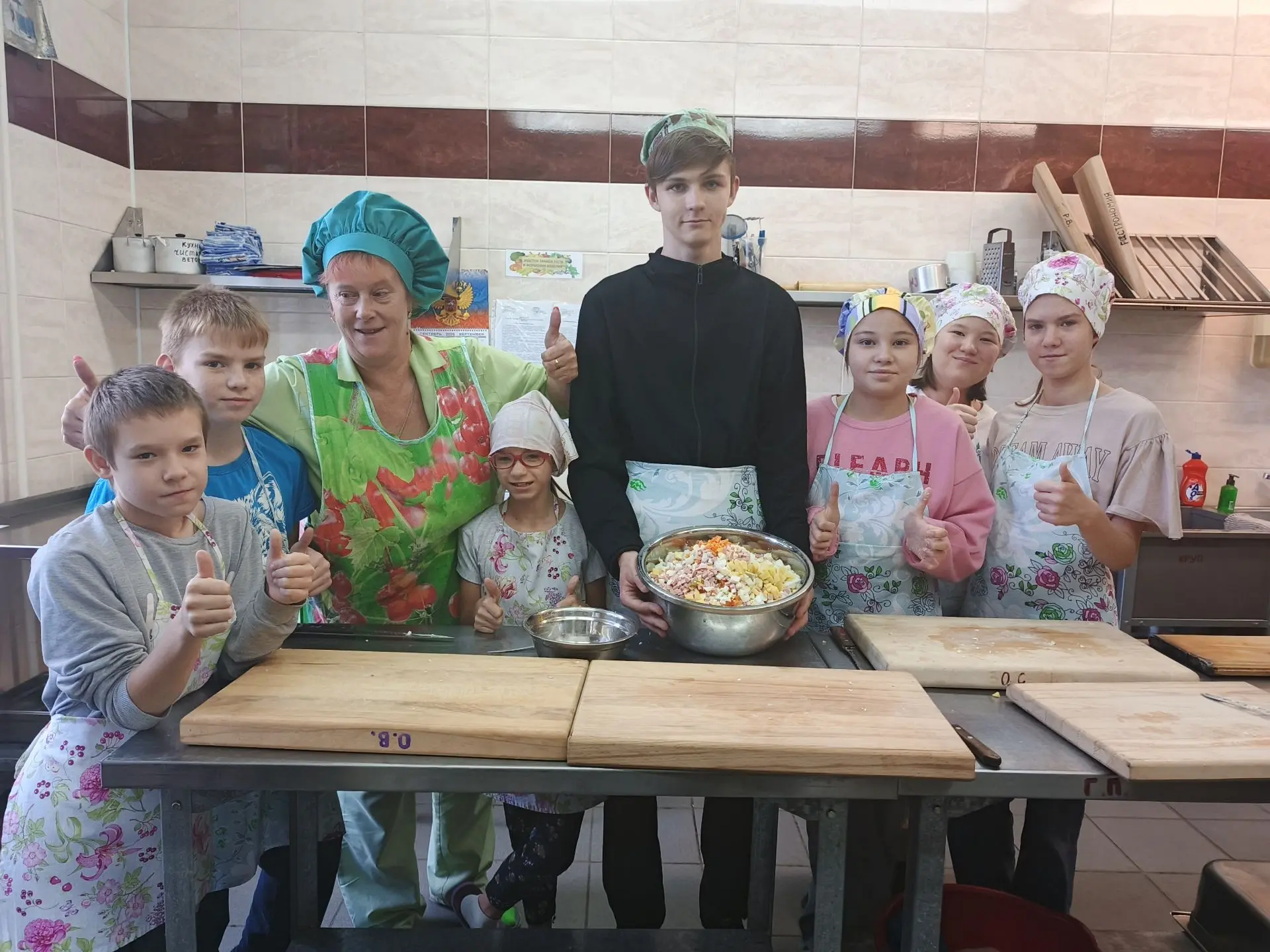 В столовой детского дома состоялся познавательный мастер-класс по приготовлению зимнего...