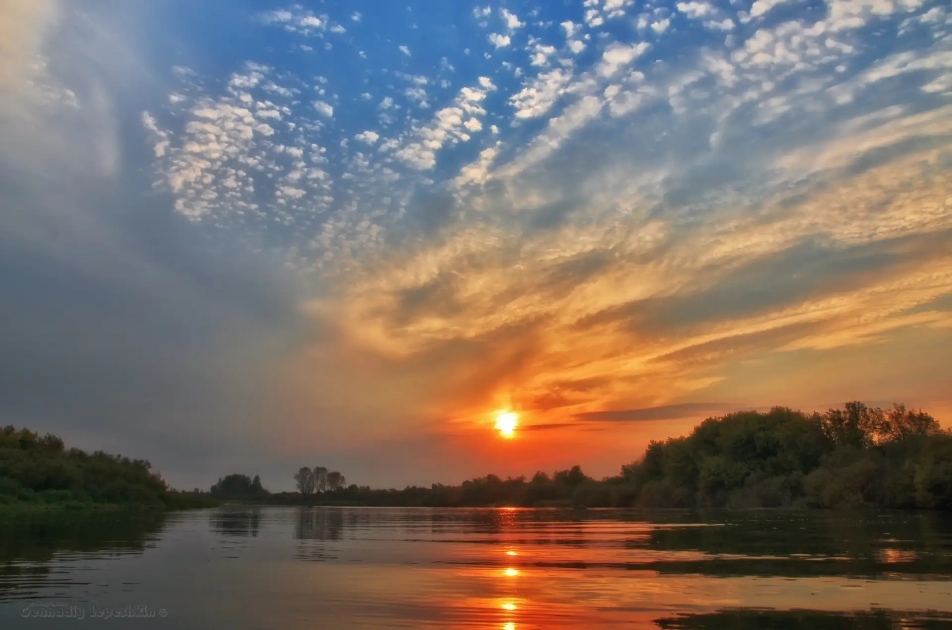 Вечерний закат над рекой.