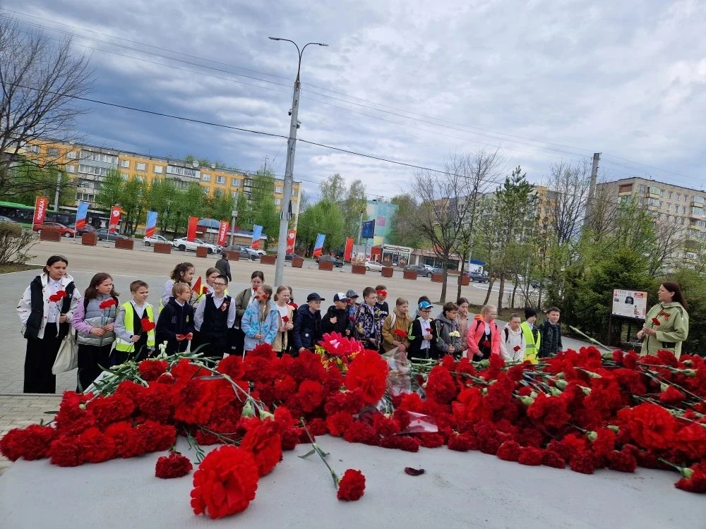🌺 Память поколений.   8 мая учащиеся 4А и 4М классов приняли участие в торжественном и трогательном 