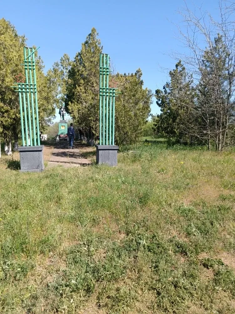 В поселке городского типа Черниговка, по улице Шевченко, сотрудники муниципального казе...