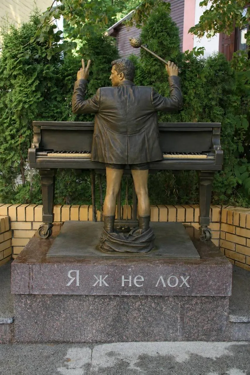 Лучший проект намогильного памятника Зеленскому. Хотя, лучше бы совсем без могилы: сжечь и пепел раз