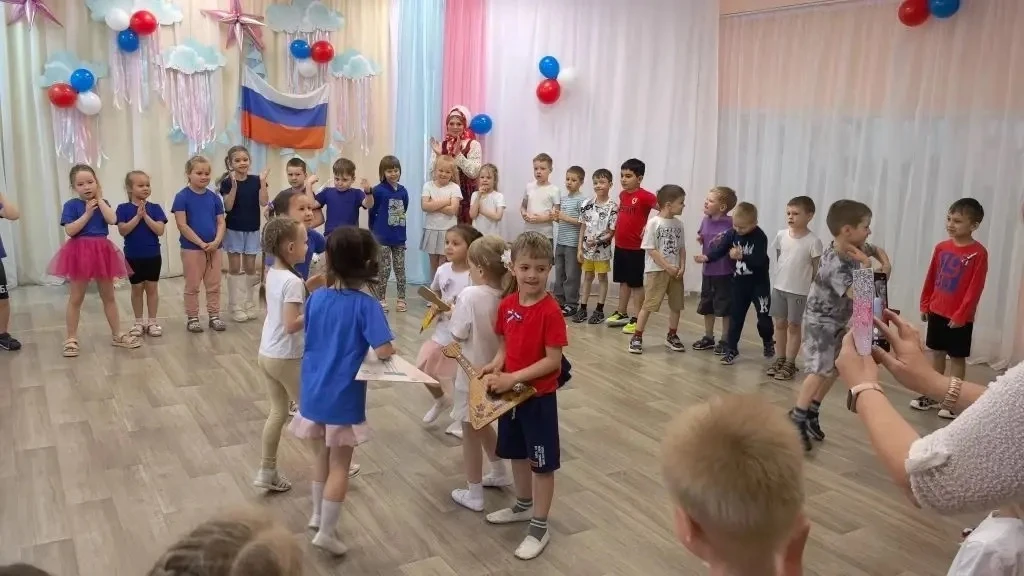 С днём рождения, Россия! 🇷🇺

Праздник, посвящённый Дню России, начался со стихов, флага и гимна Ро