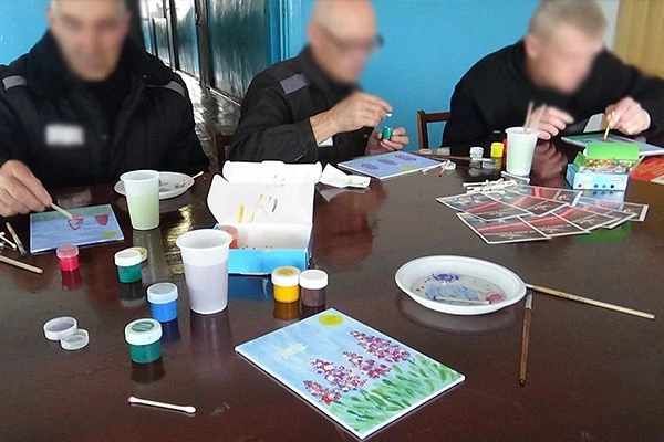 Психологи УИС научили осужденных рисовать цветы, чтобы избавиться от наркотической зависимости

📅 Н