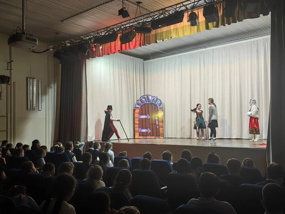 ВСЕМИРНЫЙ ДЕНЬ ТЕАТРА: «МУРАВЕЙНИК» ЗАВЕРШИЛ СЕЗОН ЯРКОЙ ПРЕМЬЕРОЙ В преддверии Всемирного дня театр