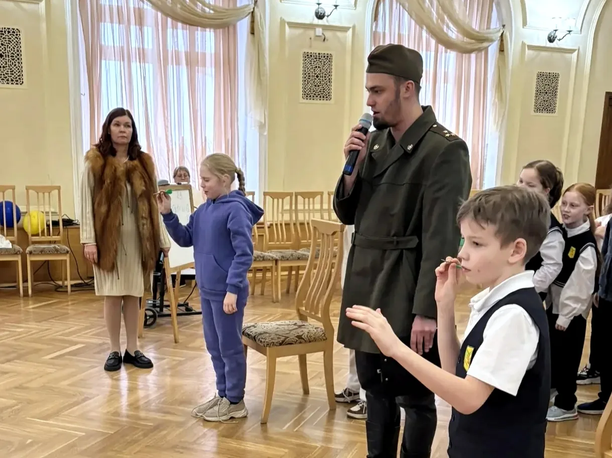 Ребята из 2 «А» класса на время забыли про уроки и отправились на выполнение важного задания! В библ