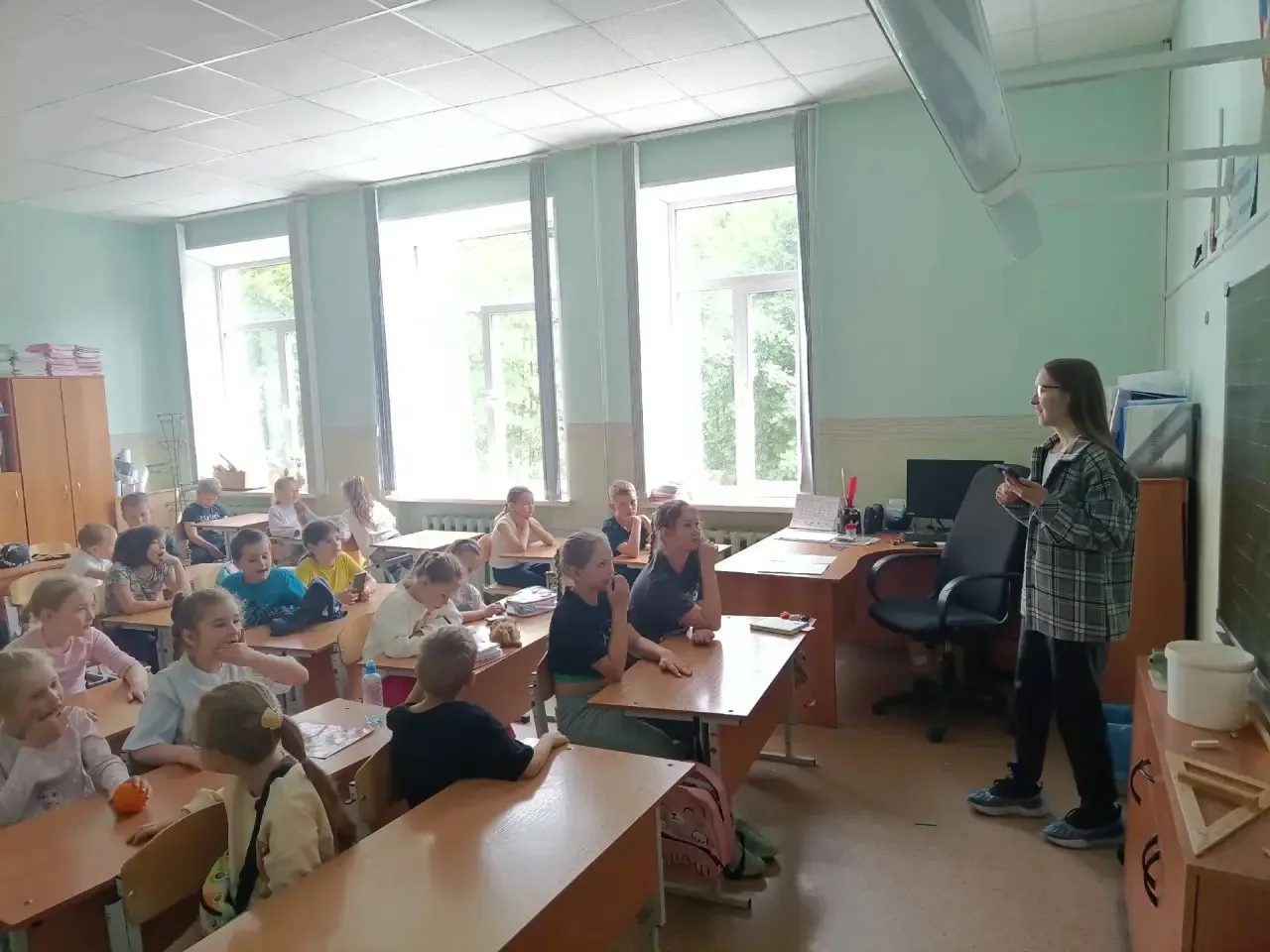 Сегодня, в День защиты детей, в летнем школьном лагере волонтеры провели интерактивную беседу «Я и м