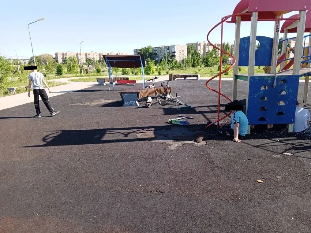 В гайском парке заметили юных любителей дестроя. Читатели прислали фото парней, которые развлекались