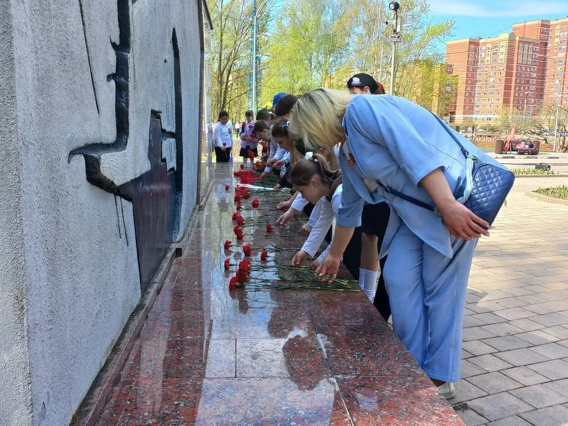 🪖 Торжественная «Вахта памяти» у обелиска «Знамя»  4 мая учащиеся школы № 2 приняли участие в торжес