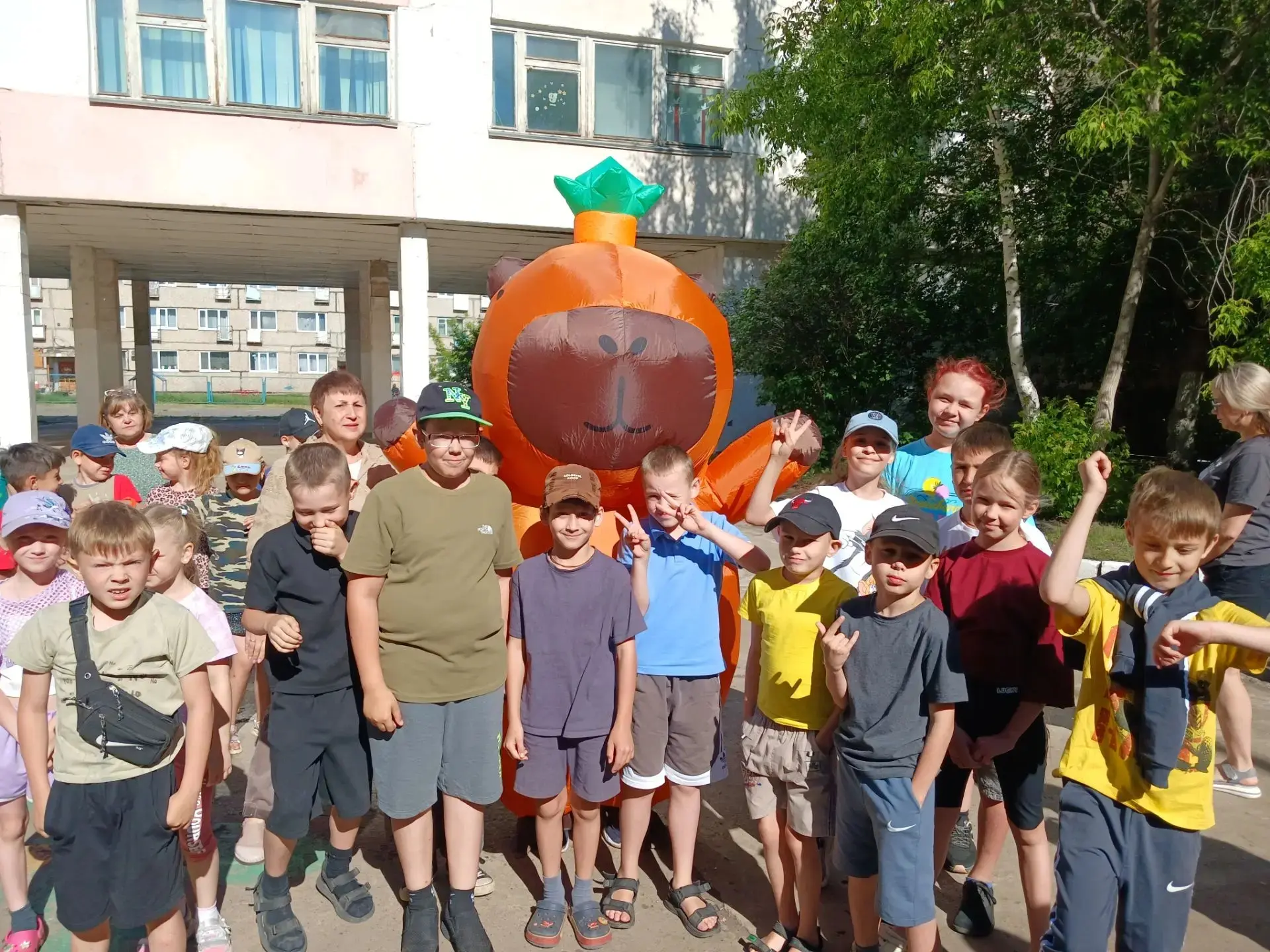 Какой сегодня был день в нашем лагере — просто вау! ✨

После зарядки ребят ждал невероятный сюрприз: