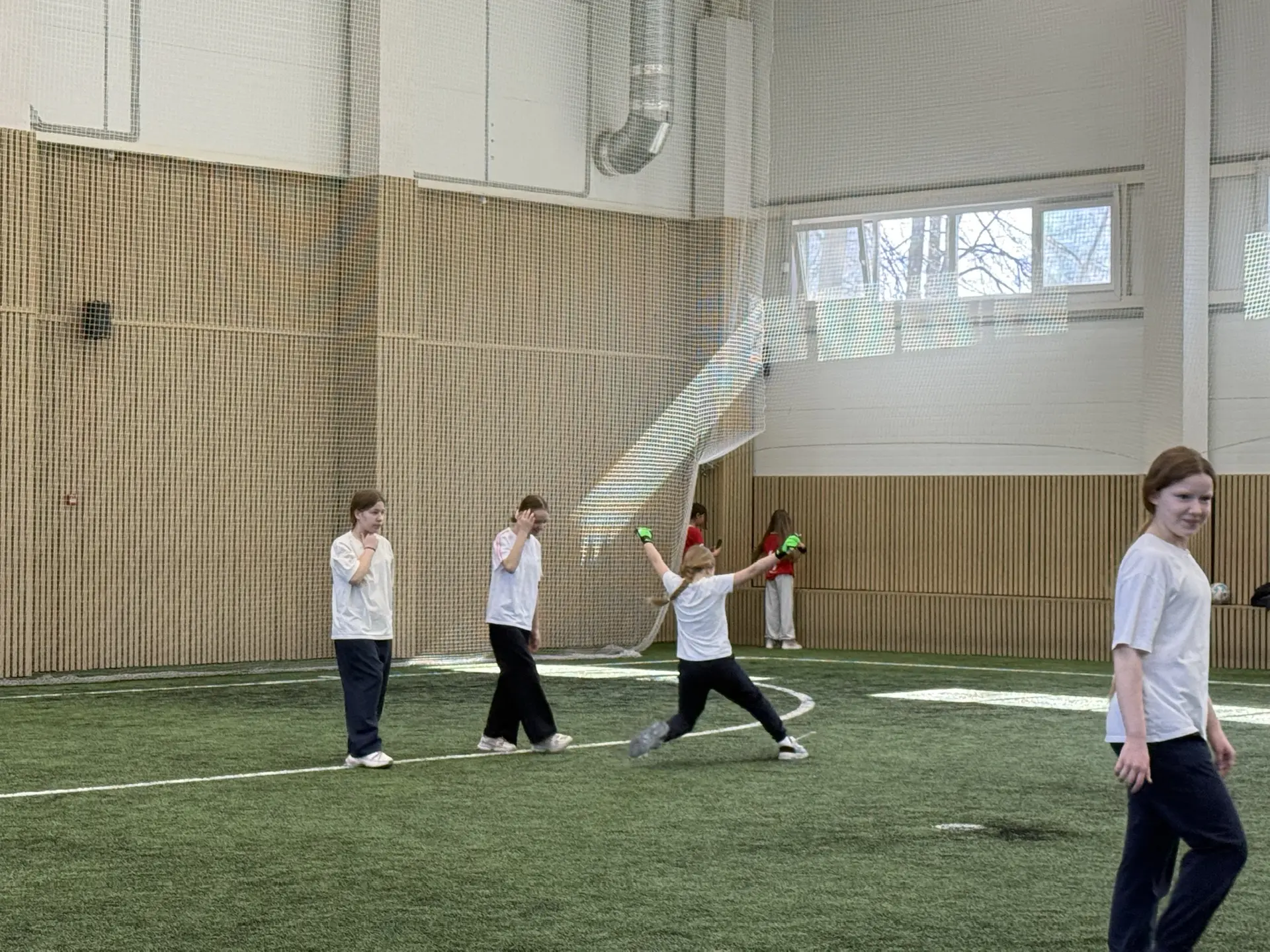 👧🏽⚽️  Сегодня команды 5а, 6а и 6б классов отправились покорять футбольные поля! 🏆  А пока ждали свой