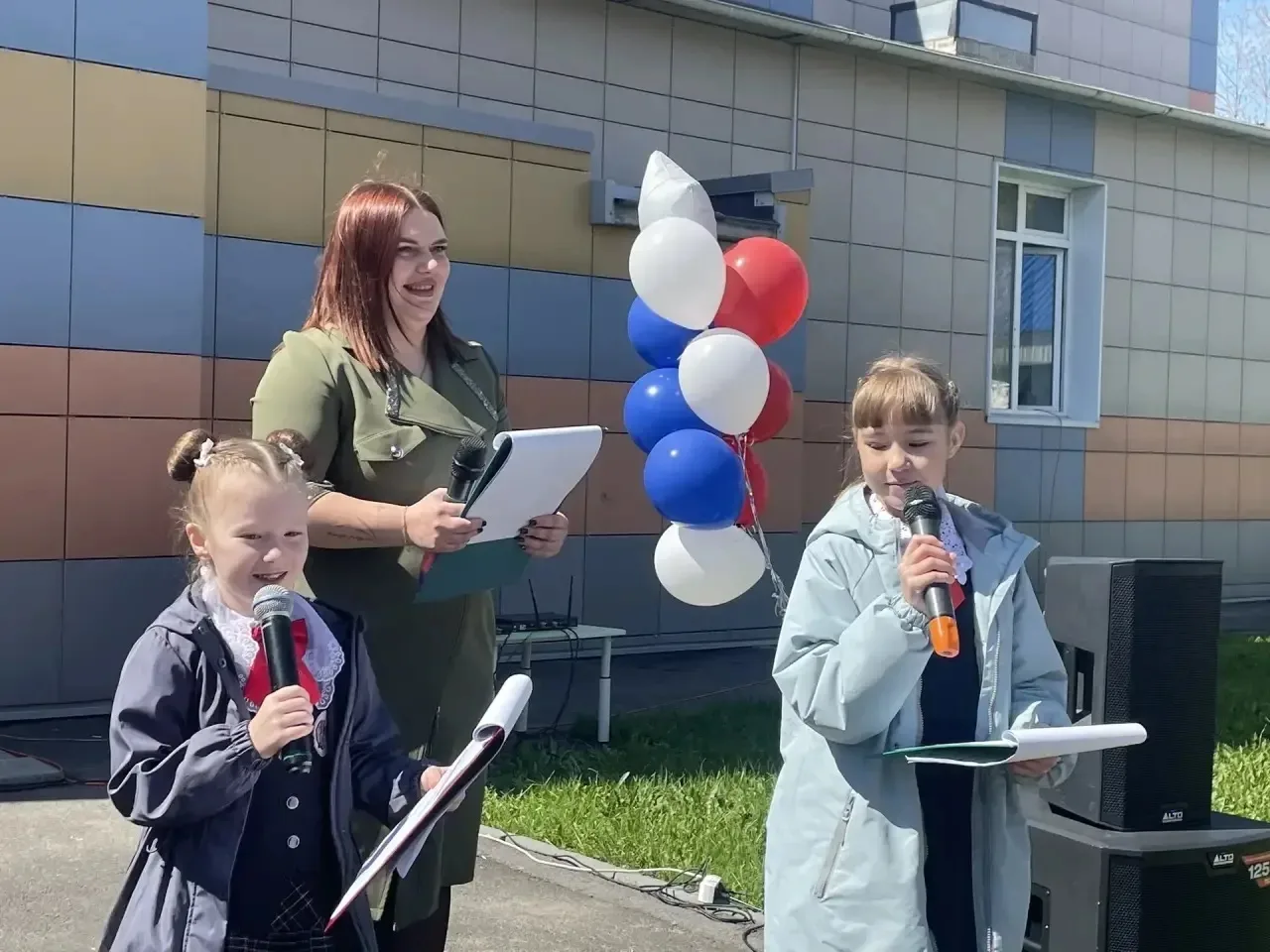 Сегодня прошли торжественные линейки для 1-х и 4-х классов! Последний звонок🛎️ - это большой общешко