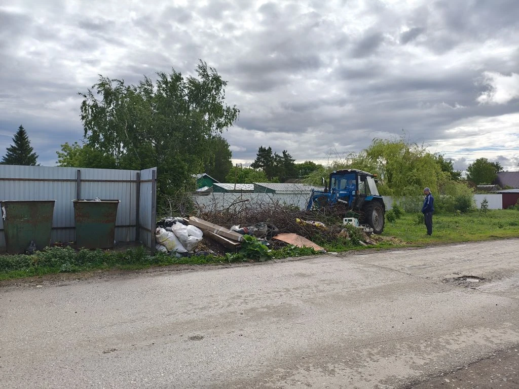 Продолжаем наводить порядок рядом с контейнерными площадками в с. Алексеевка