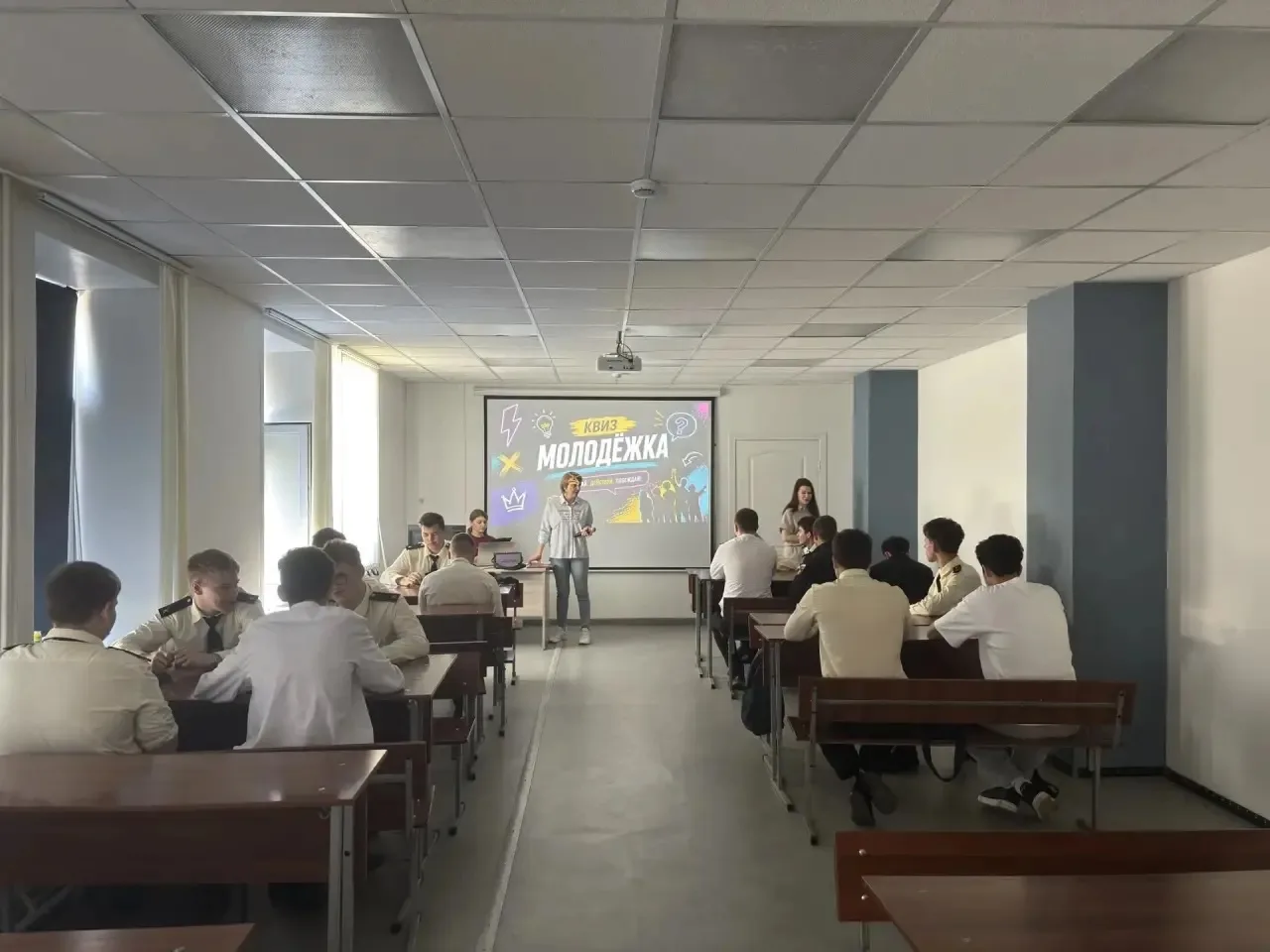 Для студентов групп ЭМ-11 и ЭМ-21 прошёл научно-познавательный квиз «Молодёжка» по программе «Пушкин