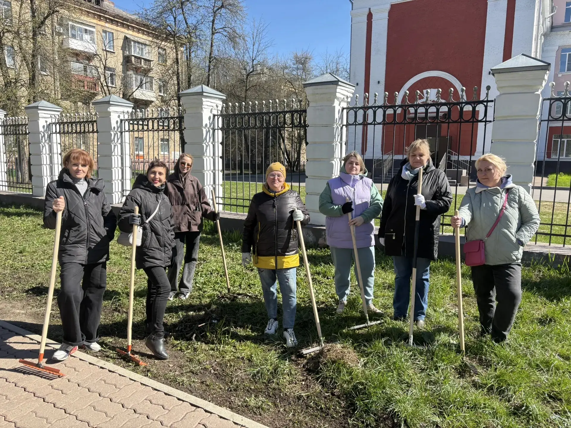 ➡ ШКОЛЬНЫЙ СУББОТНИК  🔥 Сегодня учителя первого корпуса нашей школы вышли на субботник — навели поря