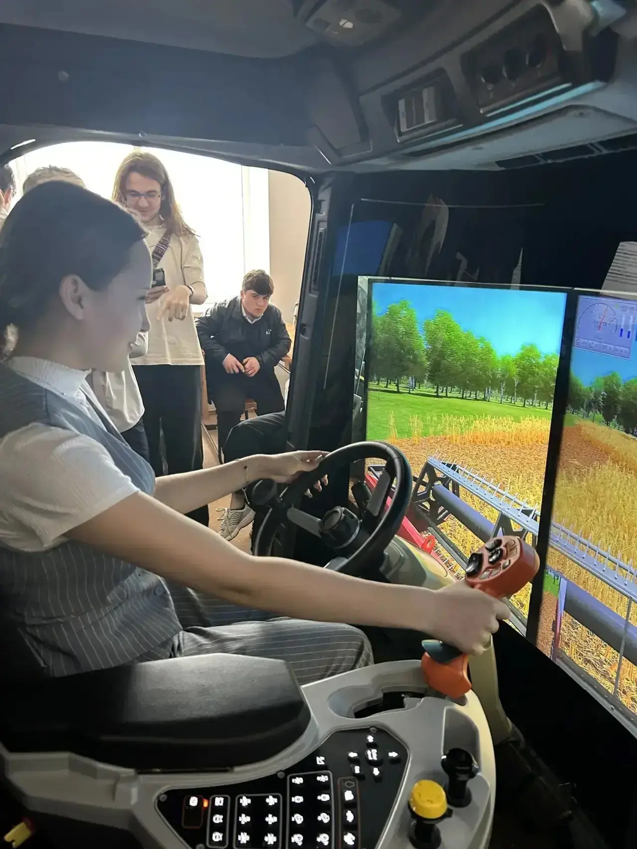 🚜🌱 10Б в Аграрном: от симулятора комбайна до клонирования растений!  9 апреля наш 10Б класс с голово