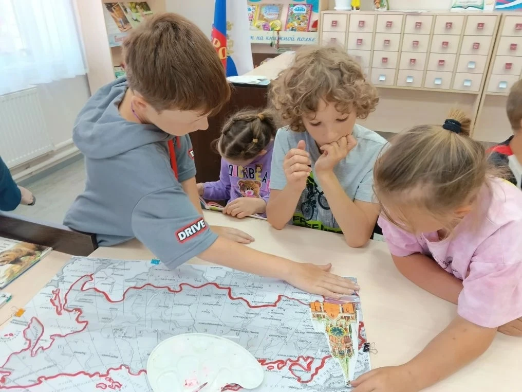 В библиотеке станицы Бородинской для ребят из школьного летнего лагеря «Солнышко» прошёл патриотичес