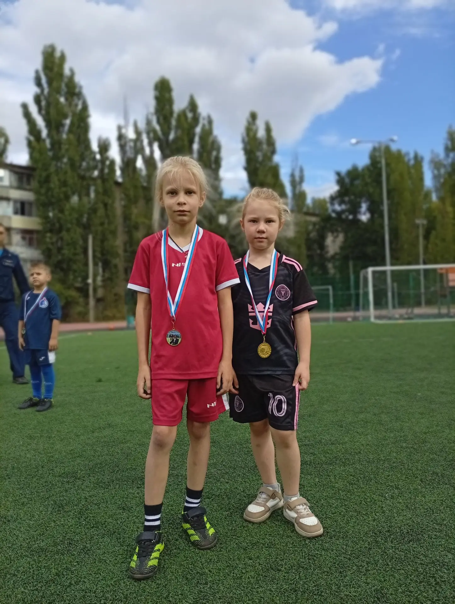 Девочки тоже играют в футбол...