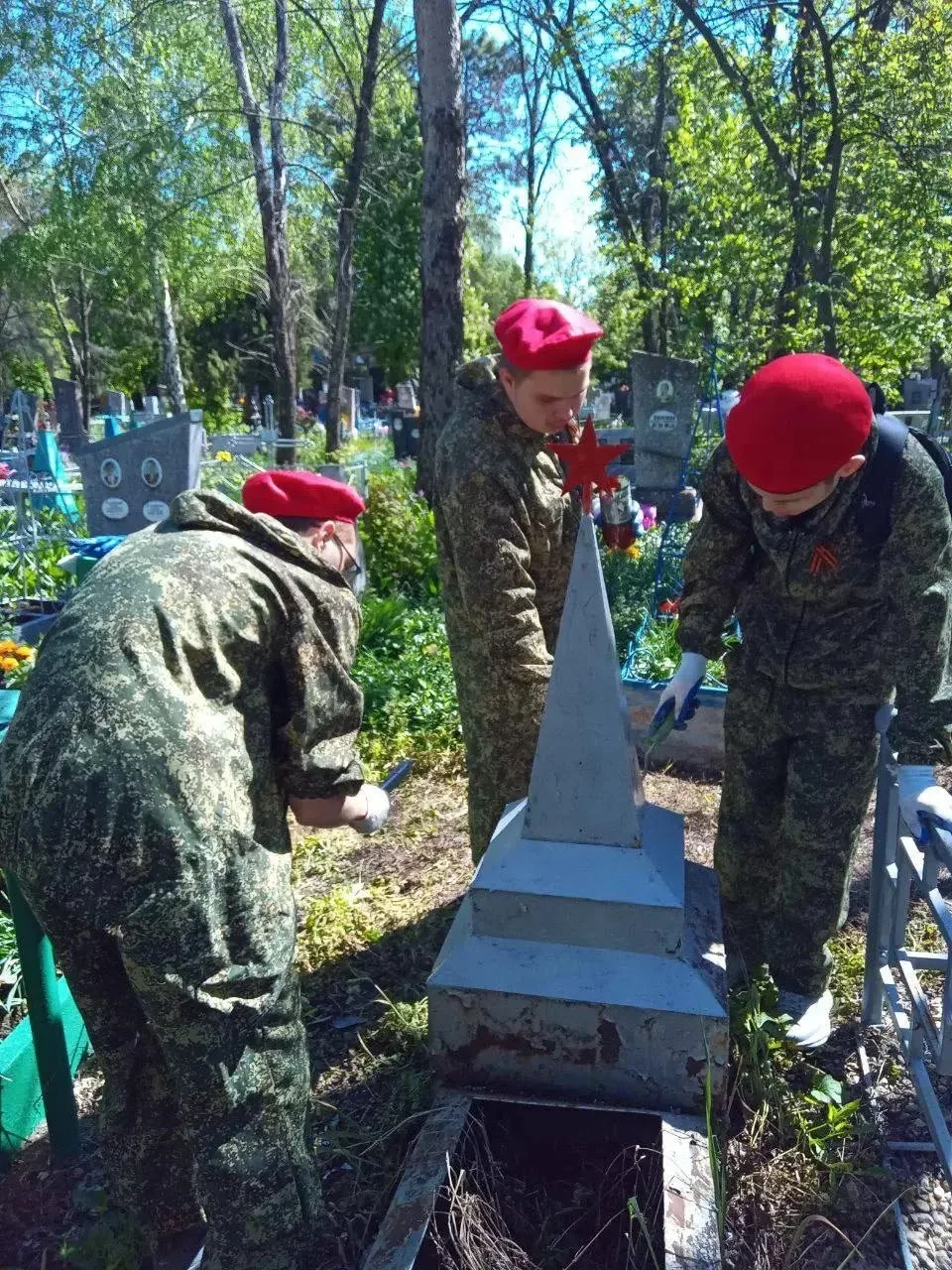 🌱 В рамках Всероссийской недели субботников «Мы за чистоту» студенты-волонтёры провели большую работ