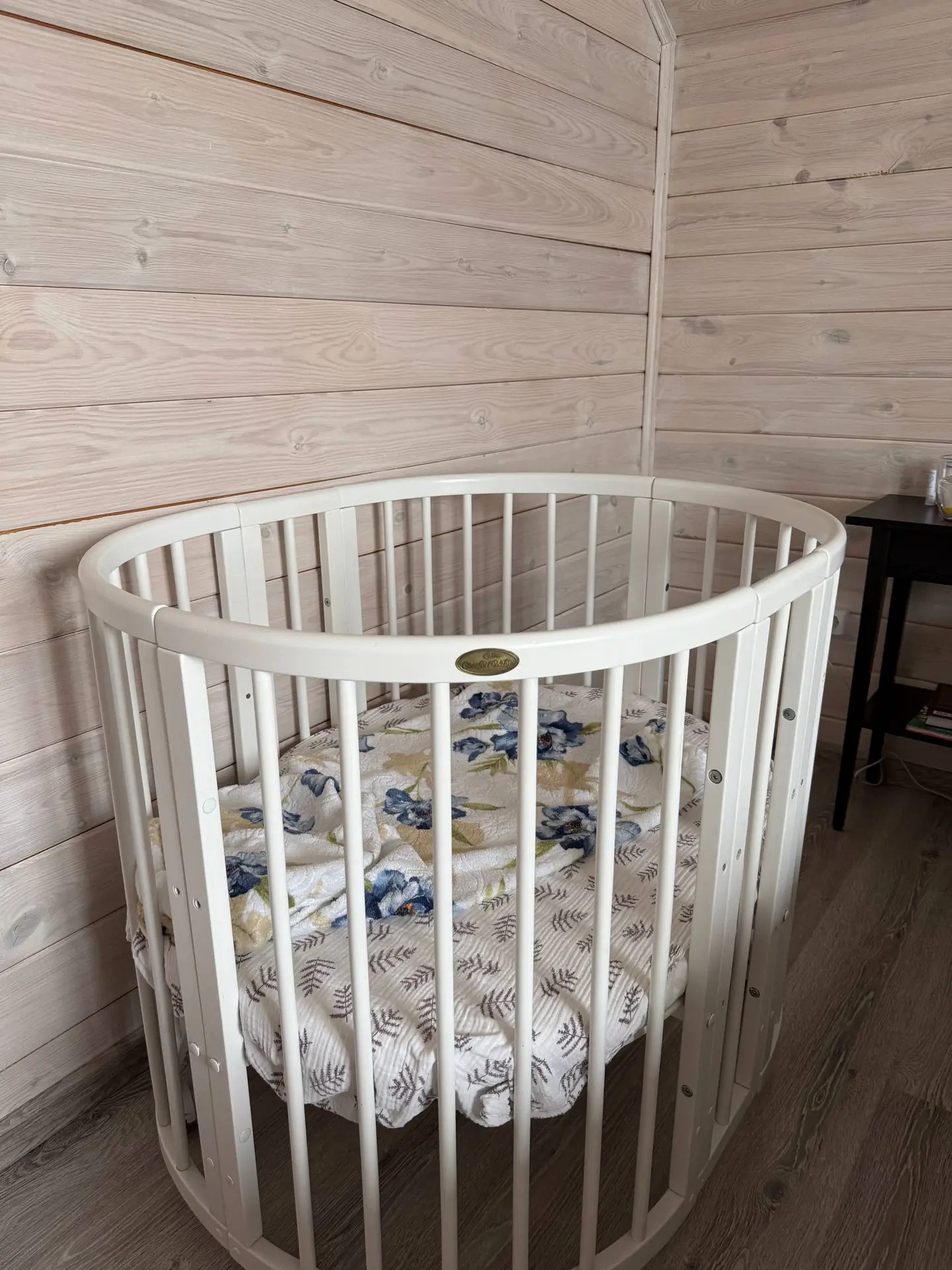 Отдаю детскую кроватку ComfortBaby бесплатно.