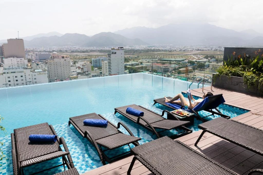 Откройте для себя VENTANA NHA TRANG HOTEL в центре Нячанга в 500 м от моря и общественн...