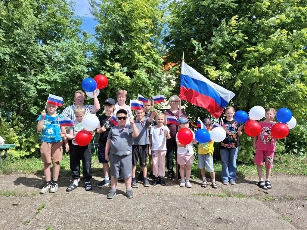 🎉 12-й день в пришкольном лагере! 🎉

Сегодня мы отметили День России! 🌟

Утро началось с зарядки,